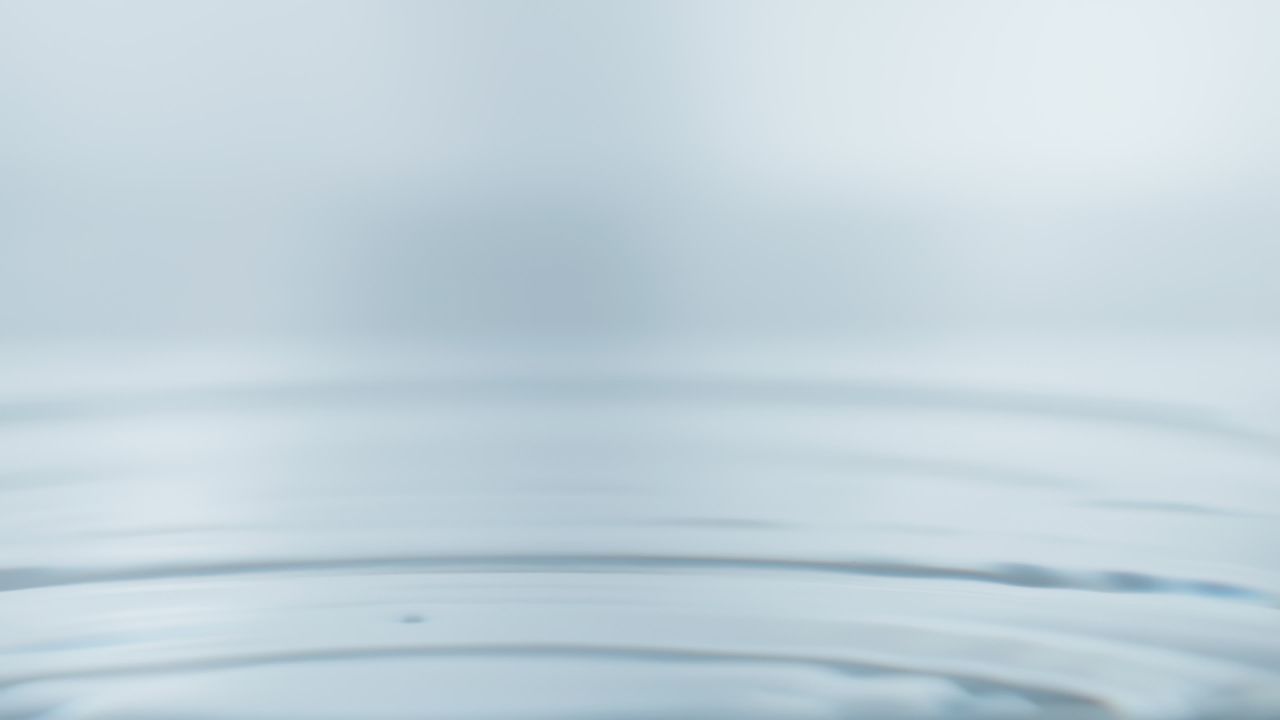 透明清澈水滴溅起水花升格慢镜头 13