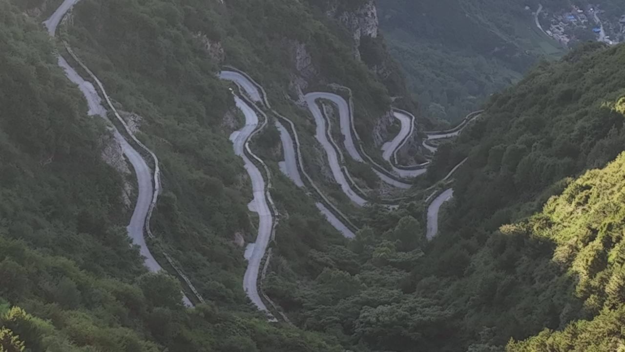 山间蜿蜒之路
