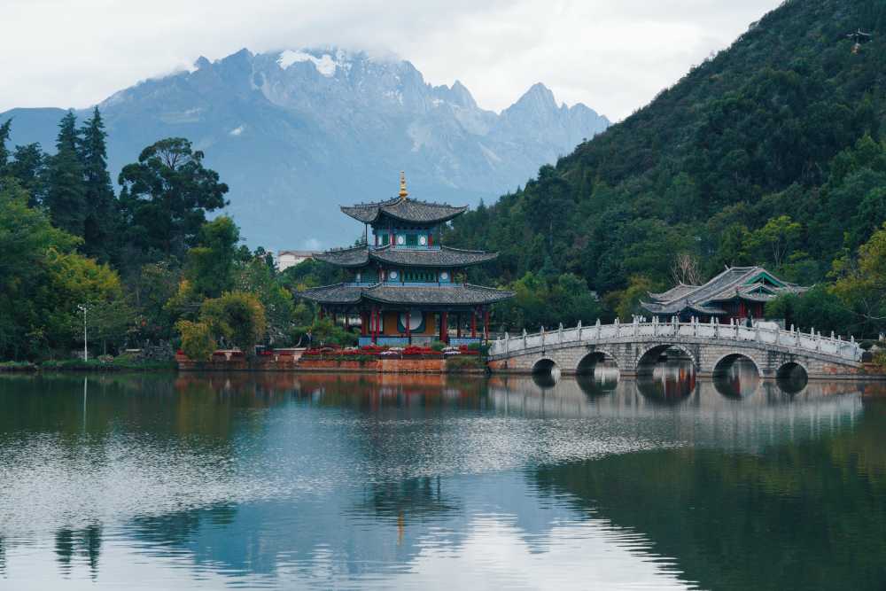 丽江黑龙潭-亭子雪山云海湖水孔桥