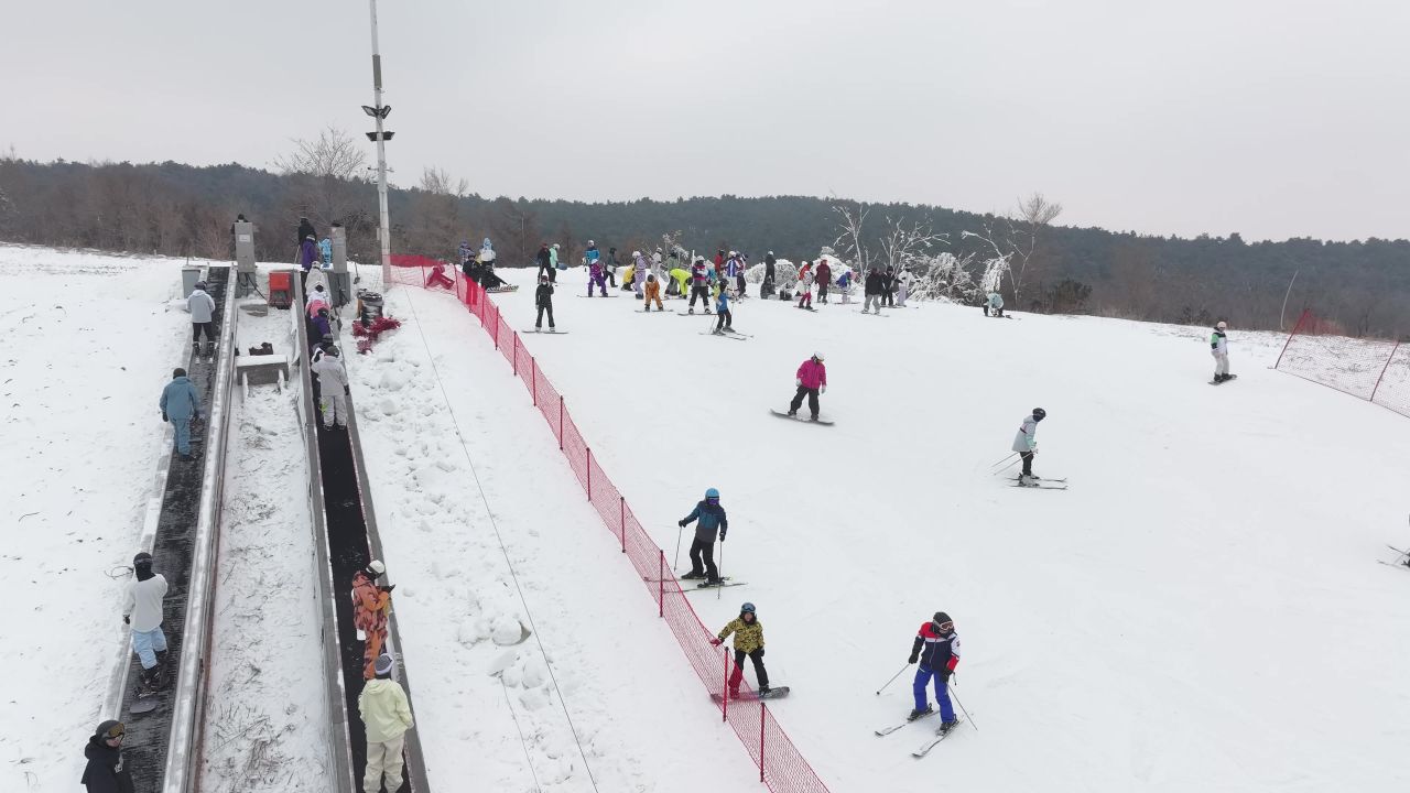 航拍滑雪人群