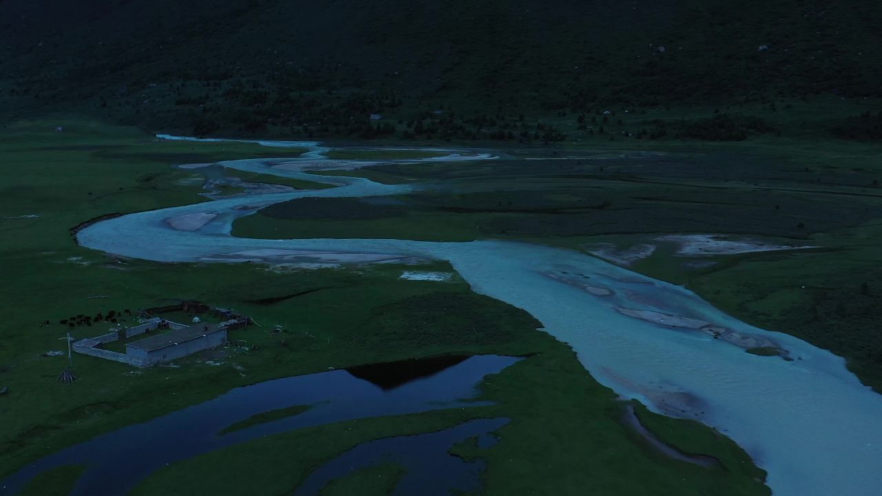 航拍蓝调时刻的川西新路海湿地风光