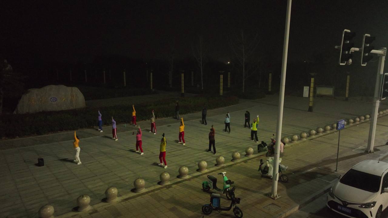 夜幕下的广场健身
