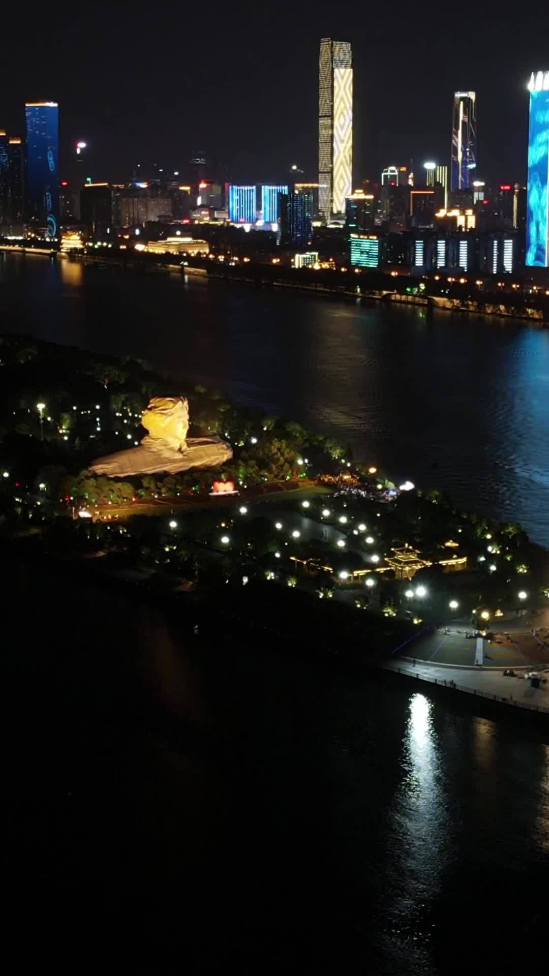 璀璨夜色下的都市风光
