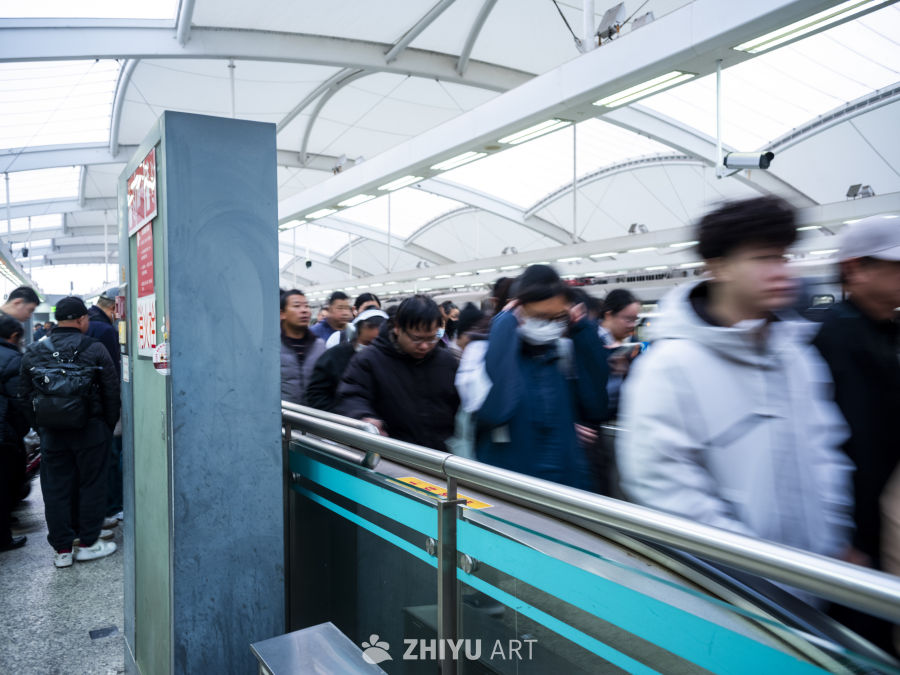 地铁站高峰通勤景象