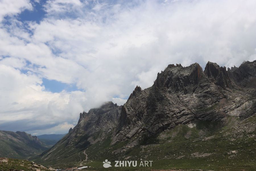 云端之巅的壮丽山景