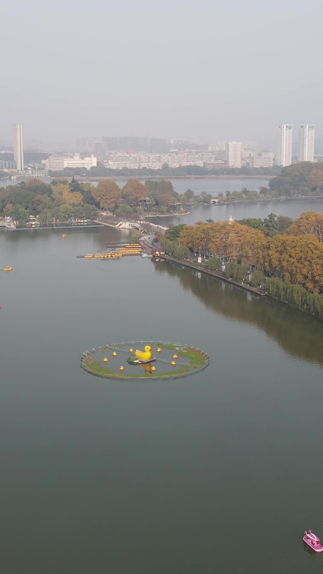 湖畔城市的宁静晨景