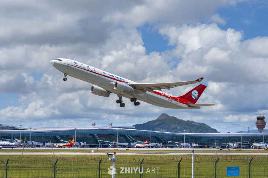 四川航空飞机起飞瞬间