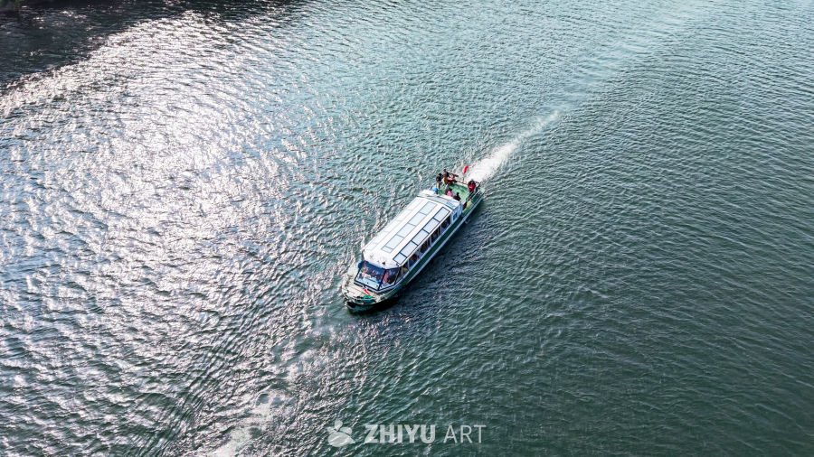 阳光下的游船之旅