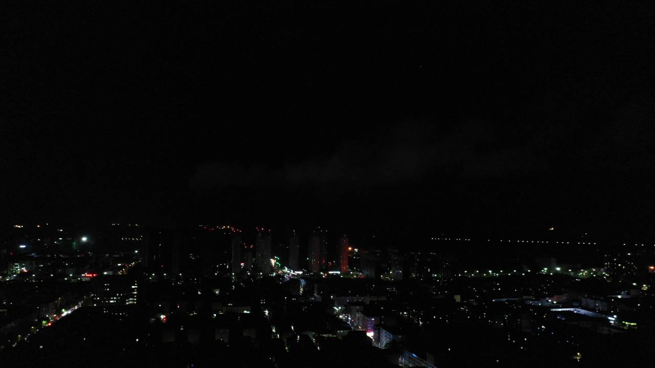 夜幕下的城市剪影