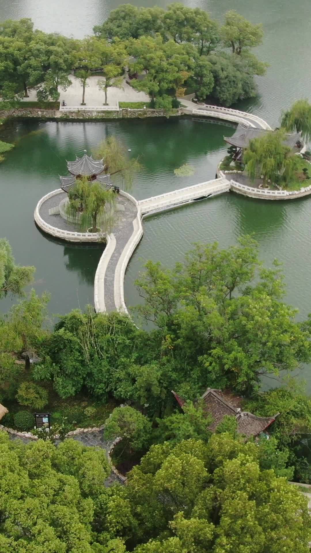 湖畔古亭曲桥