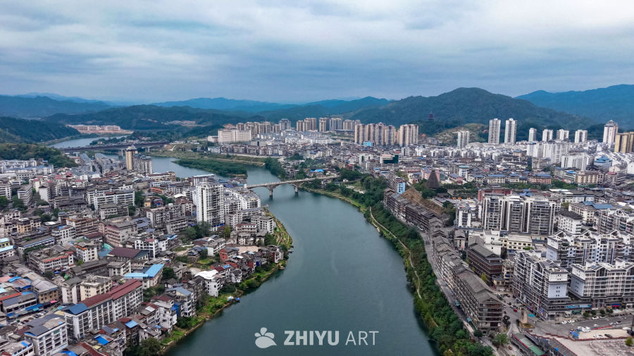 河畔城市的静谧时光