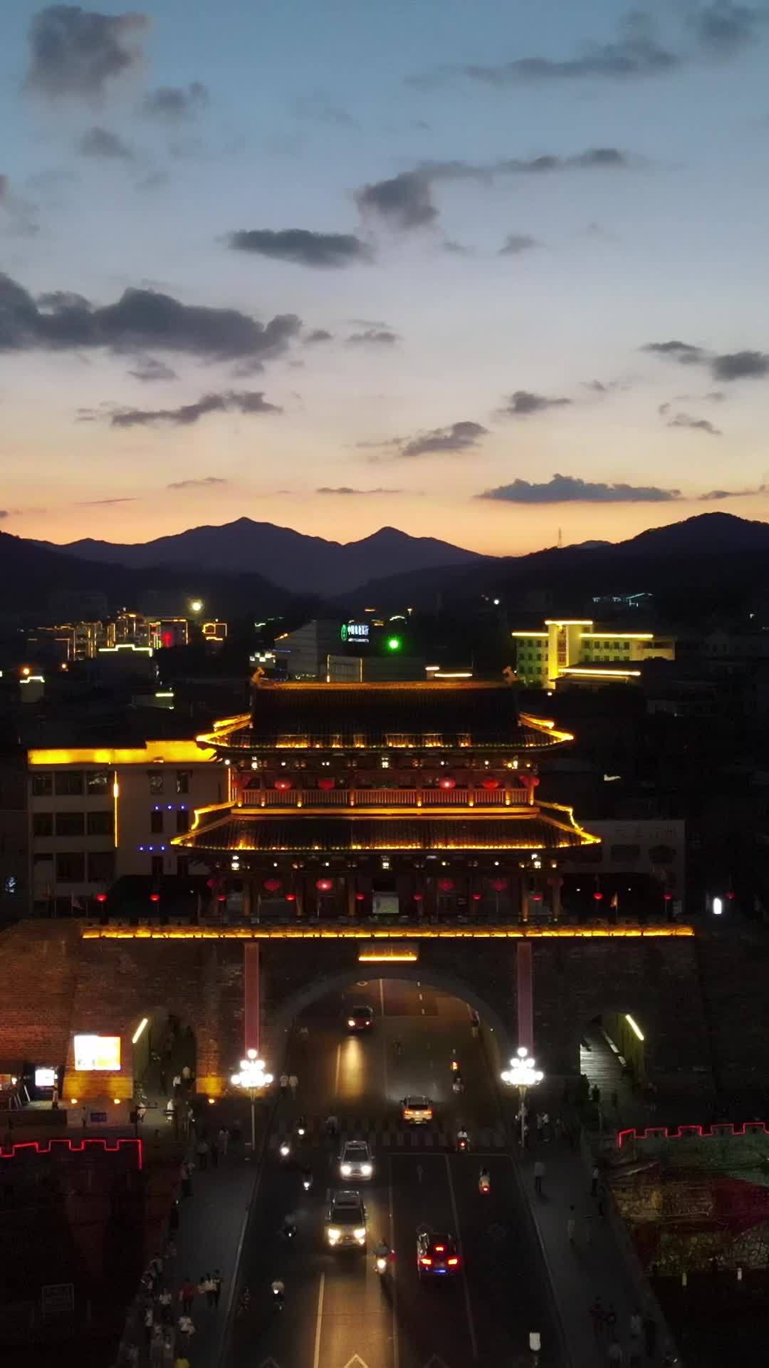 古城门夜景与车流