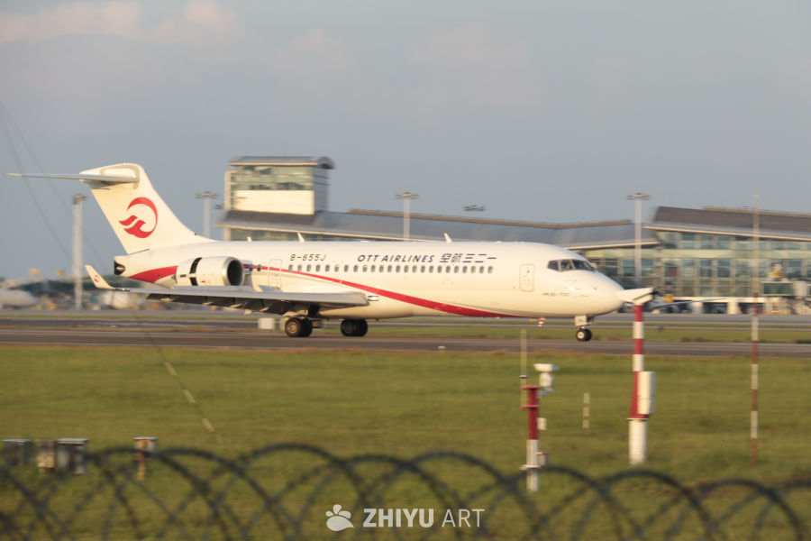 OTT Airlines飞机准备起飞