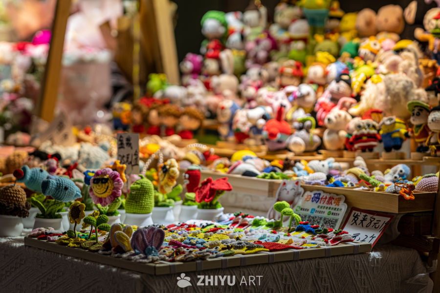 色彩斑斓的手工玩偶摊位