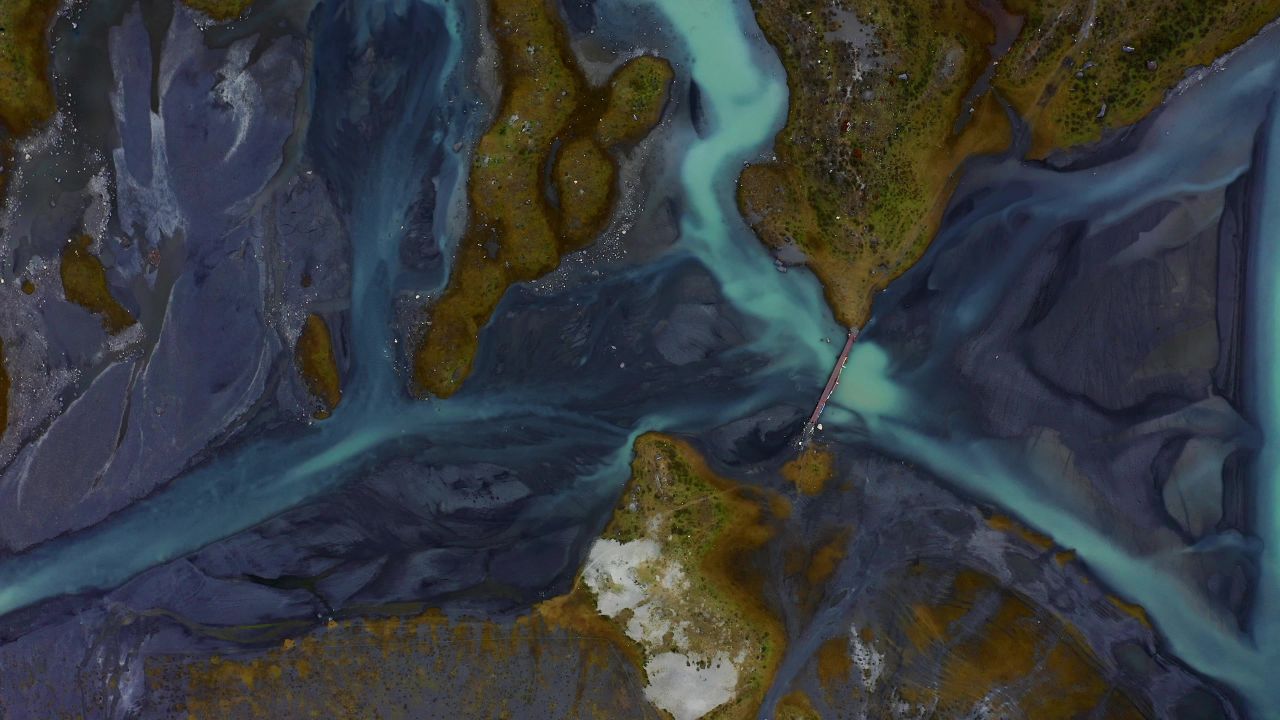 航拍秋天萨普神山景区内的河流湿地