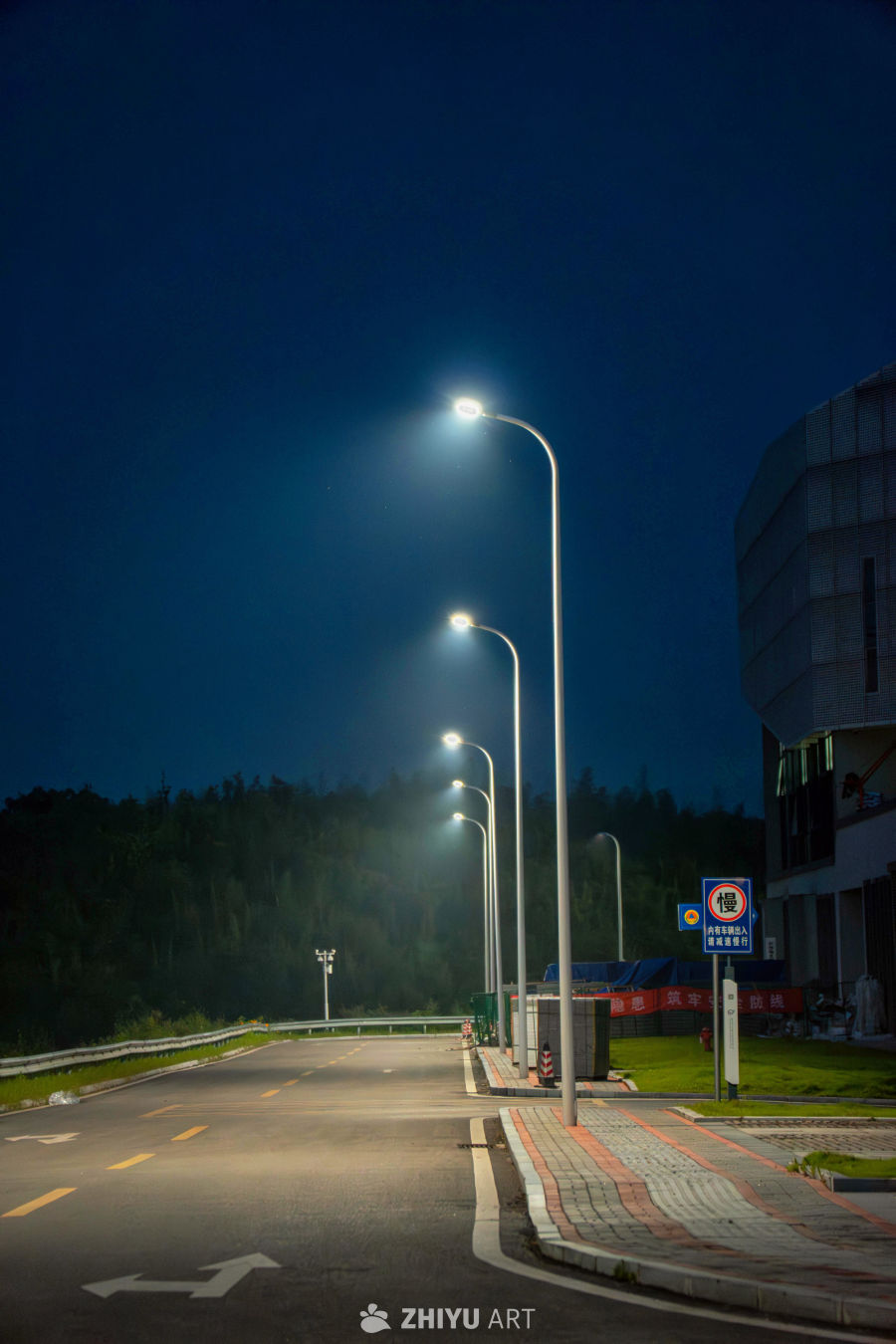 夜路灯火阑珊处