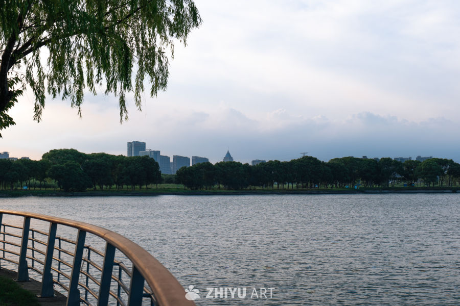 湖畔城市黄昏