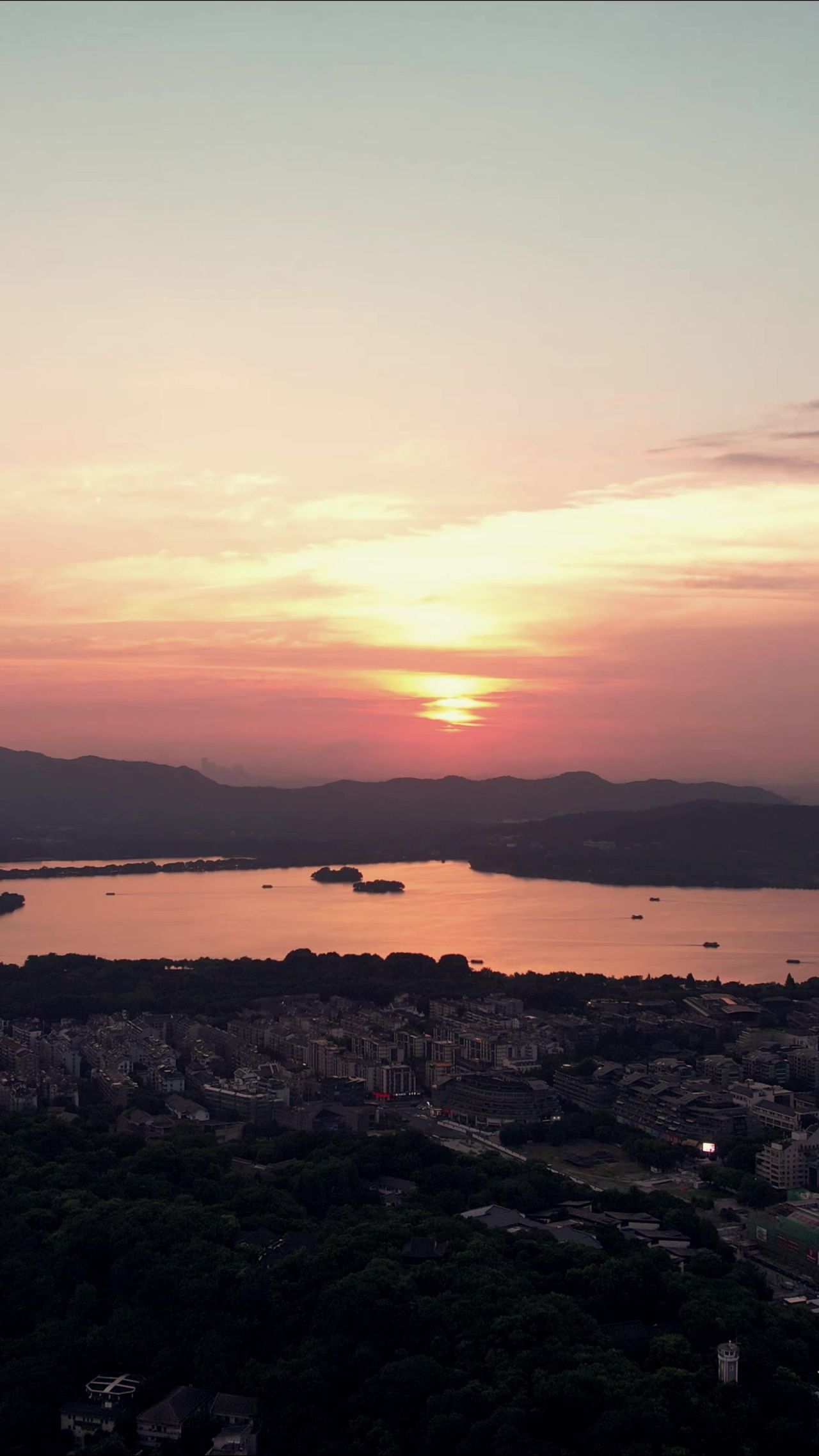 浙江杭州西湖落日晚霞夕阳竖屏航拍 