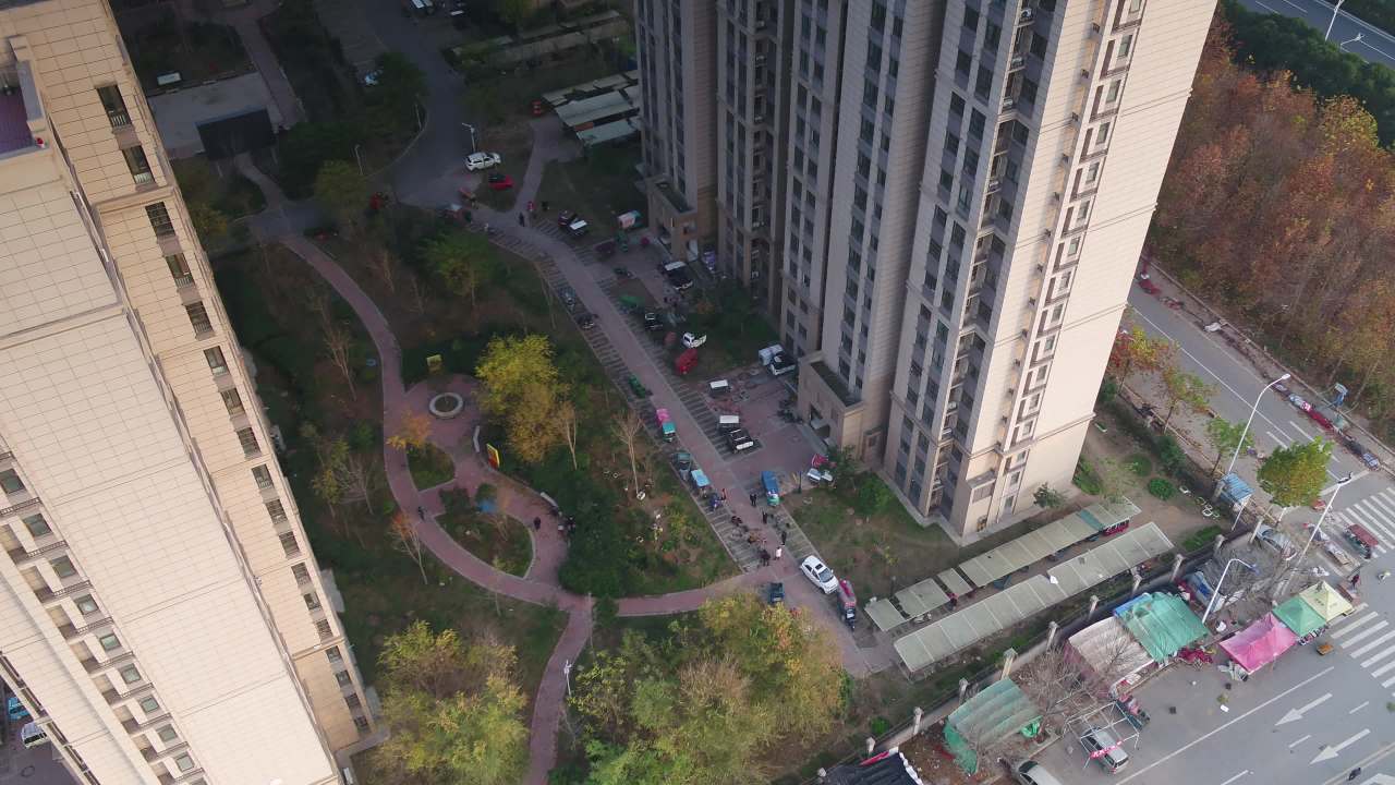高层建筑中的秋日公园