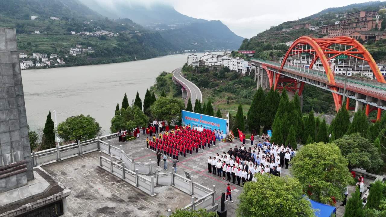 纪念碑前的纪念活动航拍