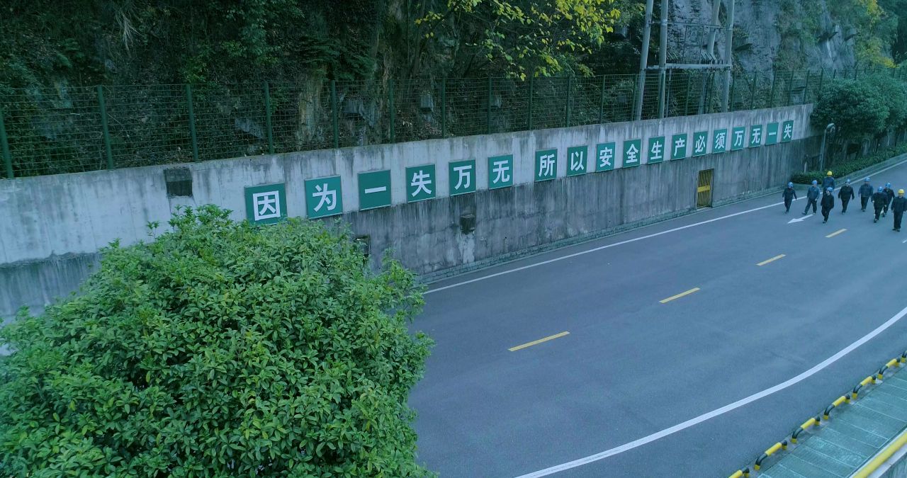 4k航拍一群工人在道路上行走