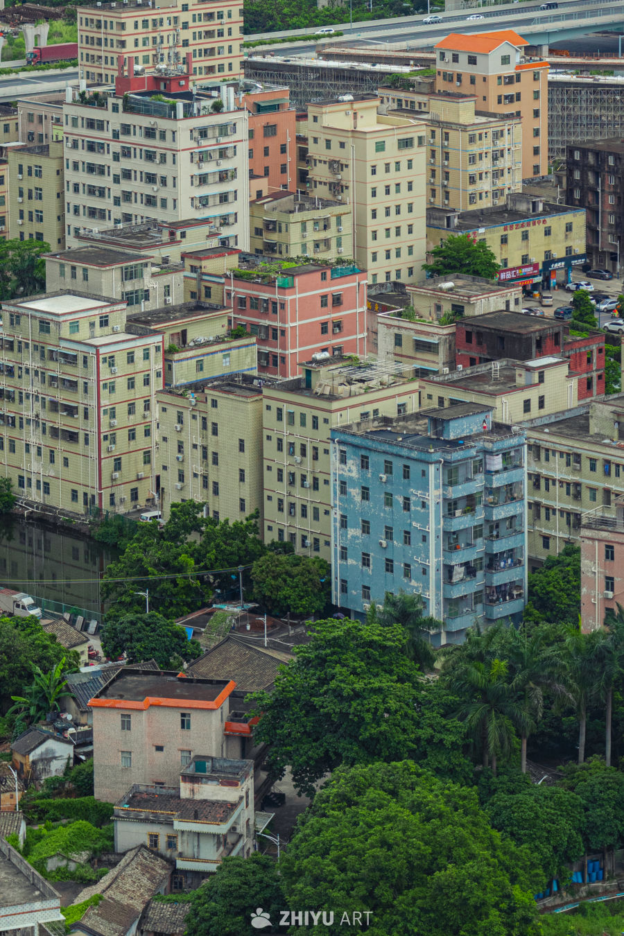 城市高楼与绿树交织的俯瞰图