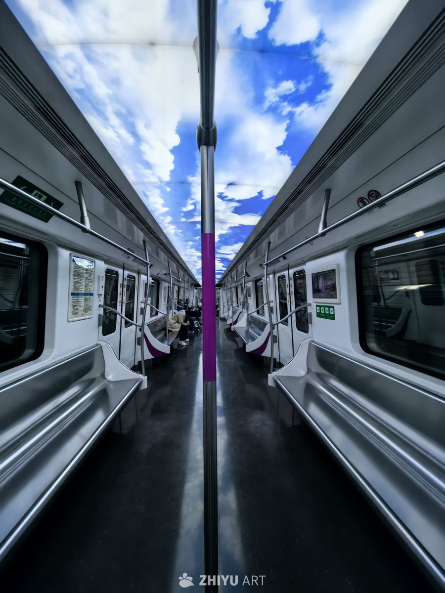 在地下穿梭时，抬头遇见蓝天白云，仿佛闯入了另一个世界。