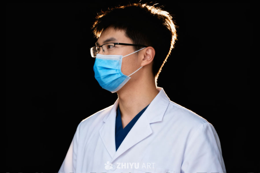 白衣天使的专注瞬间