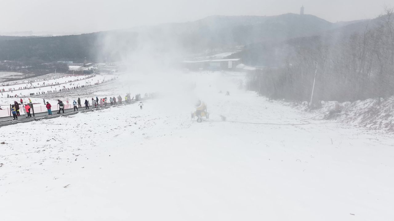 航拍滑雪场造雪机 17