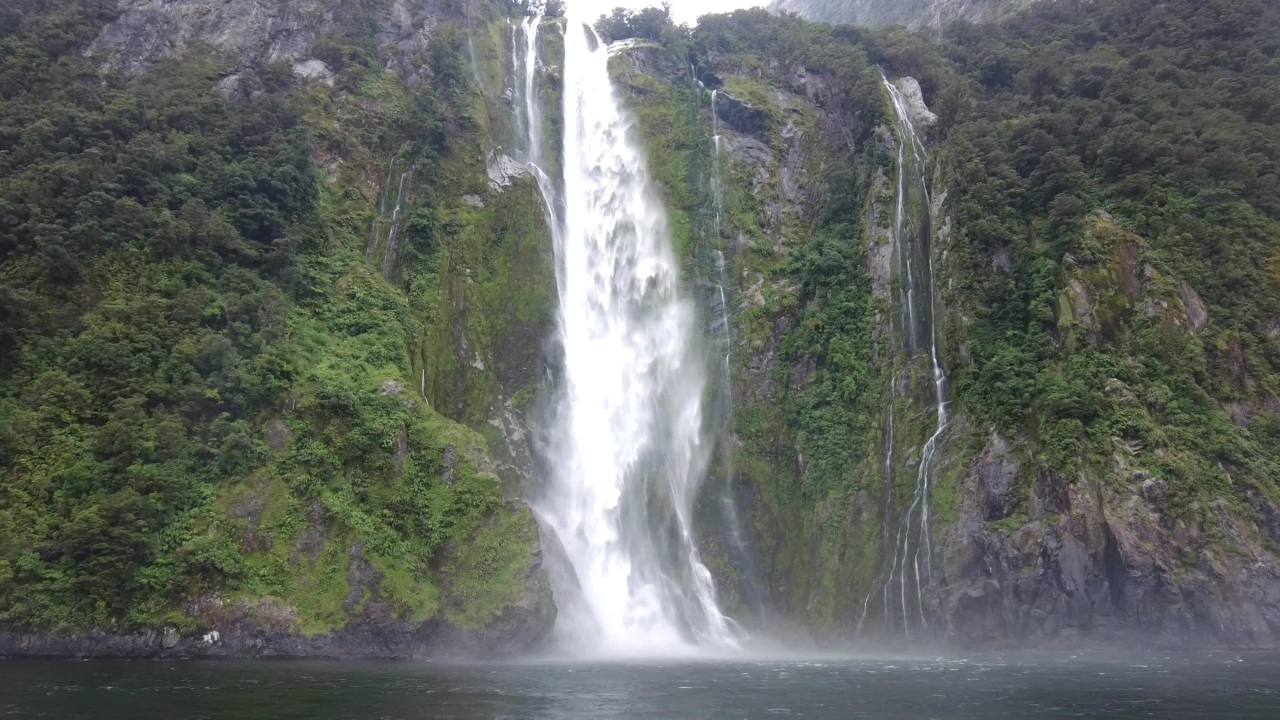 新西兰南岛雨中米尔福德峡湾的高大瀑布群 2