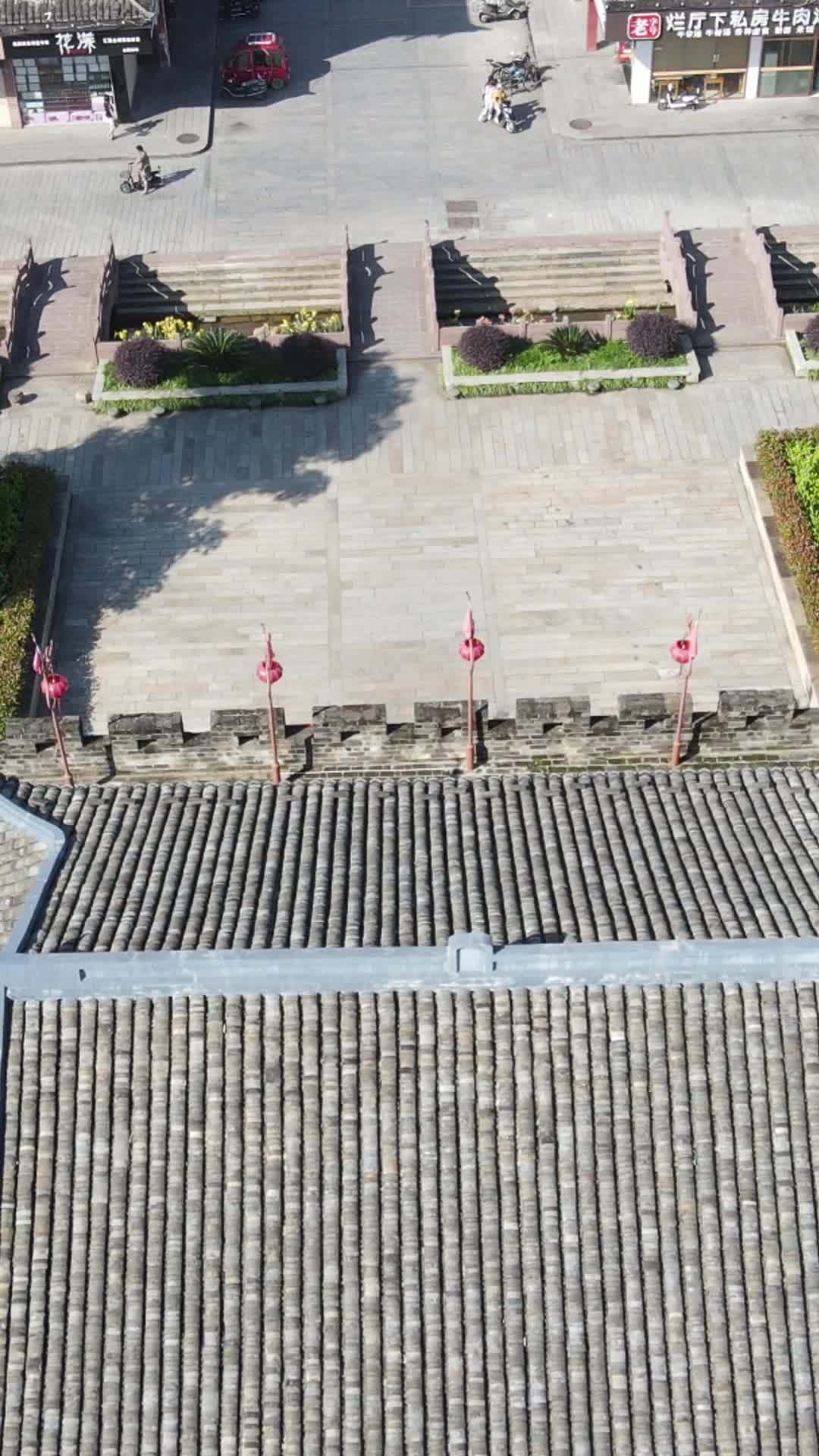 古建筑与阳光下的宁静