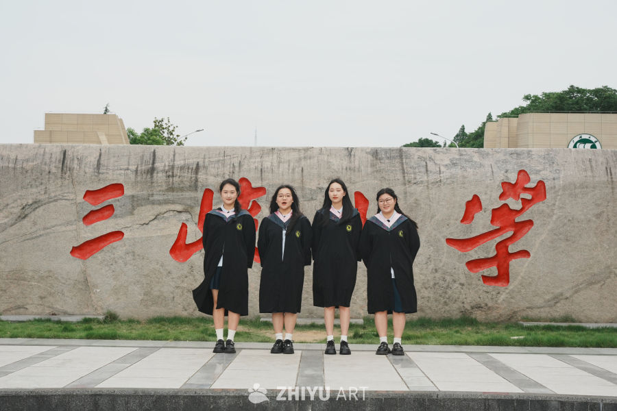 青春毕业照：学士服下的笑容