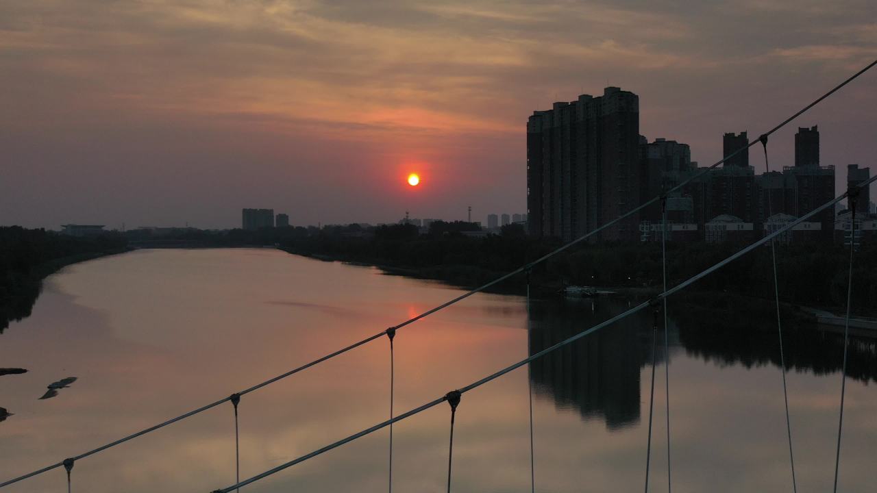 日落下的城市河景