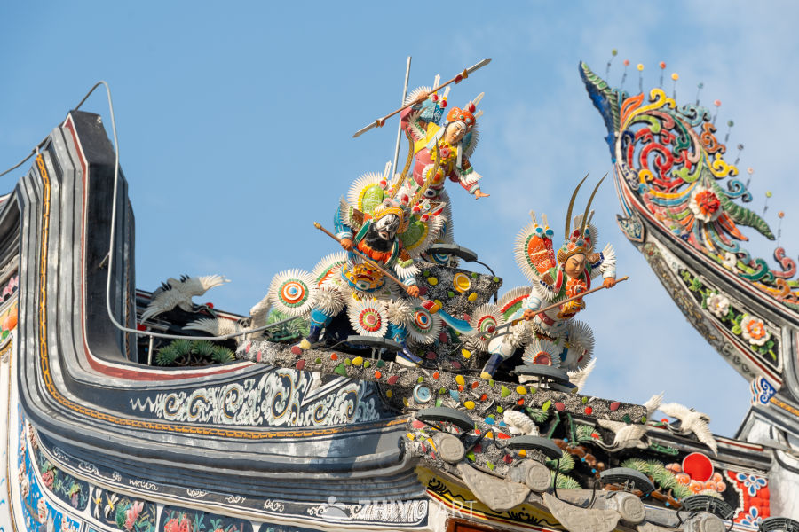 色彩斑斓的屋顶戏俑