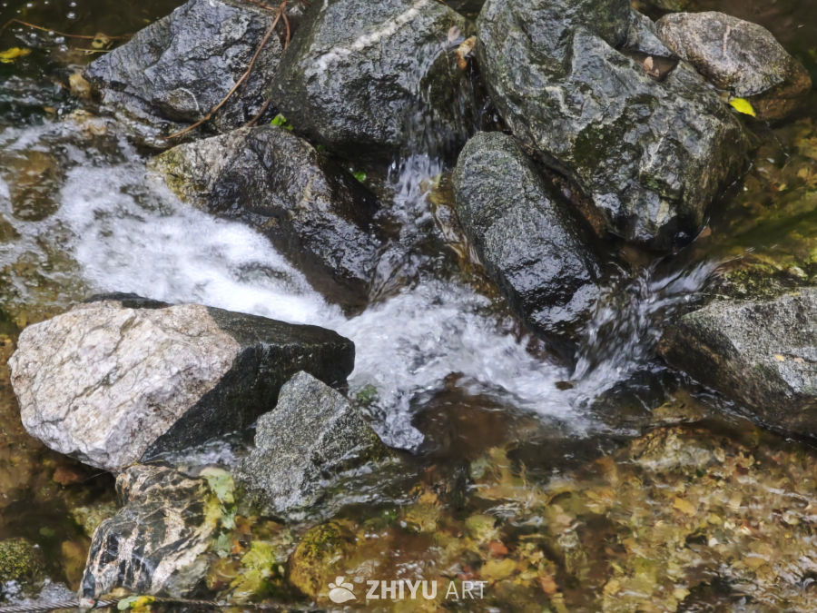 溪流绕石清幽景