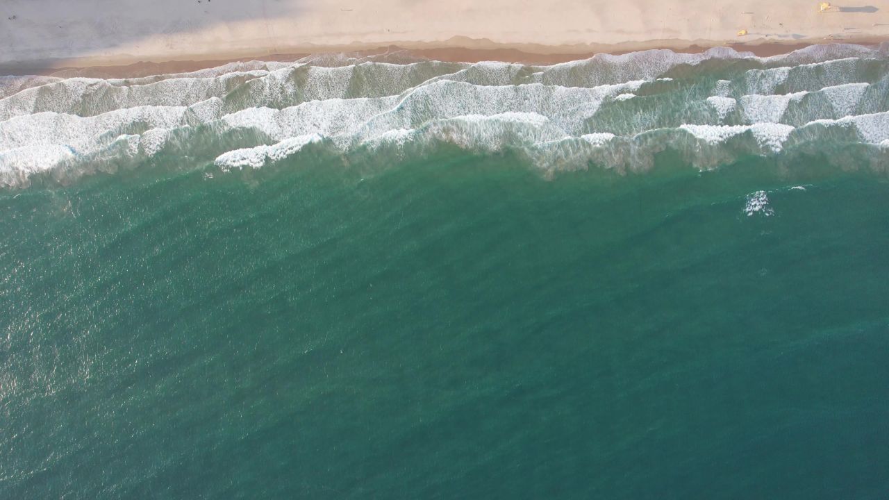 大海海浪沙滩风景航拍 