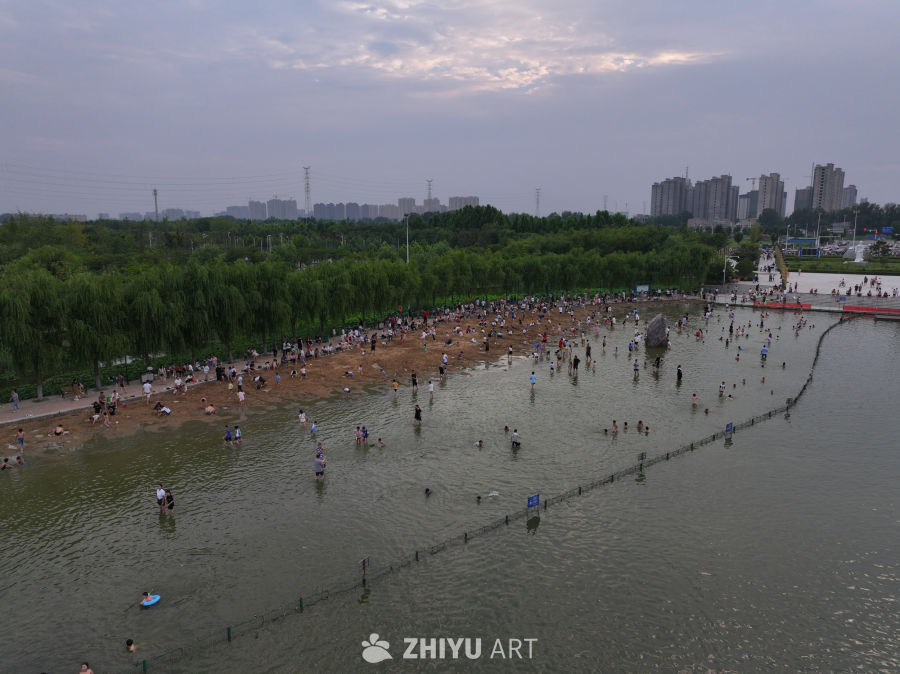 城市河边的夏日狂欢