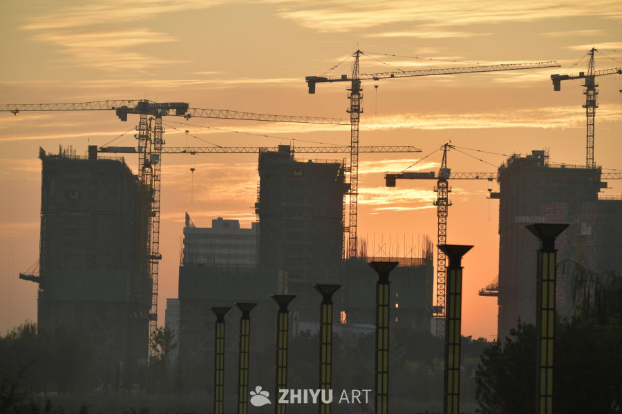 夕阳下的建设工地