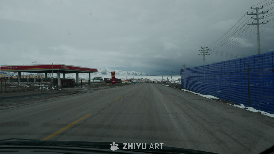 雪域公路上的加油站