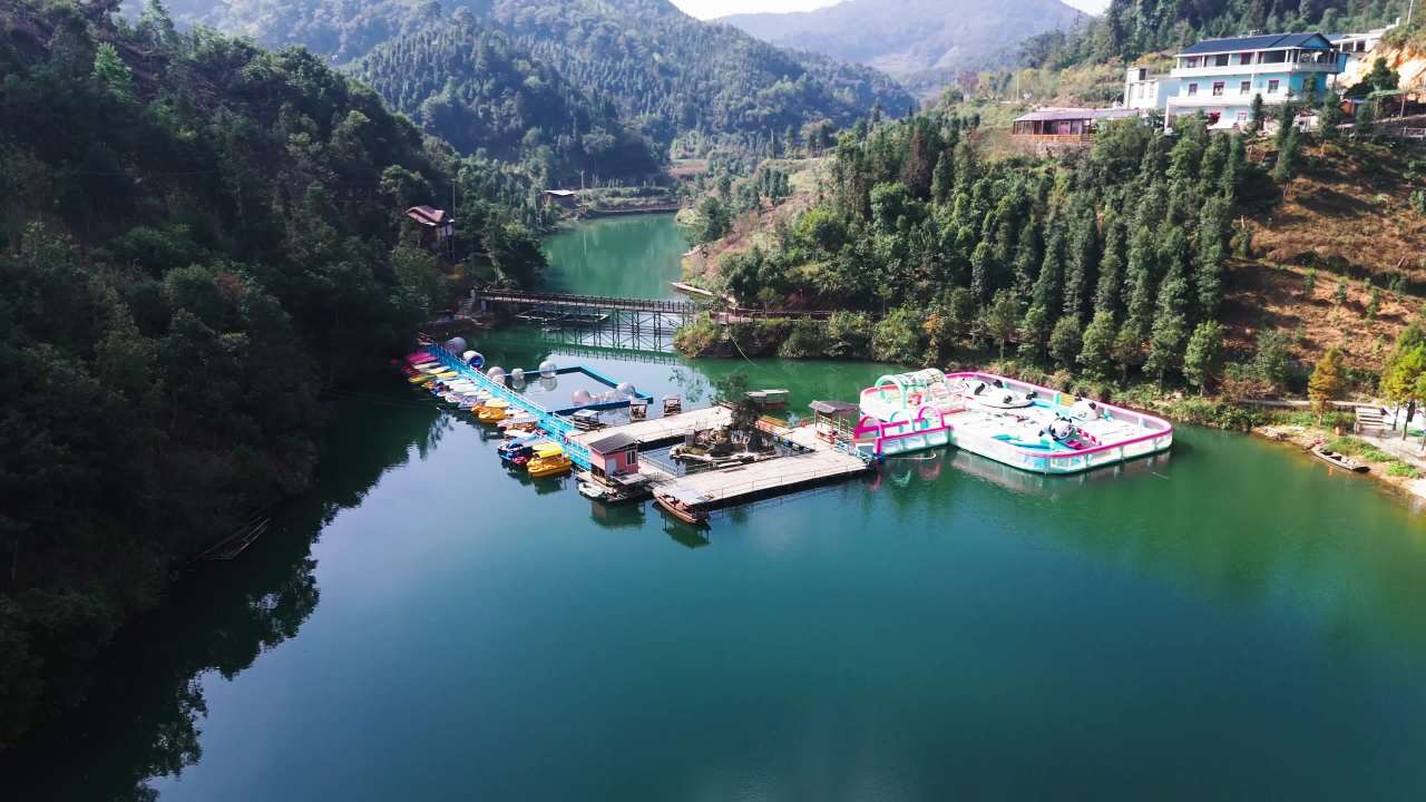 湖畔的水上乐园