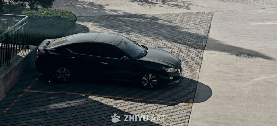 黑色轿车静泊停车场