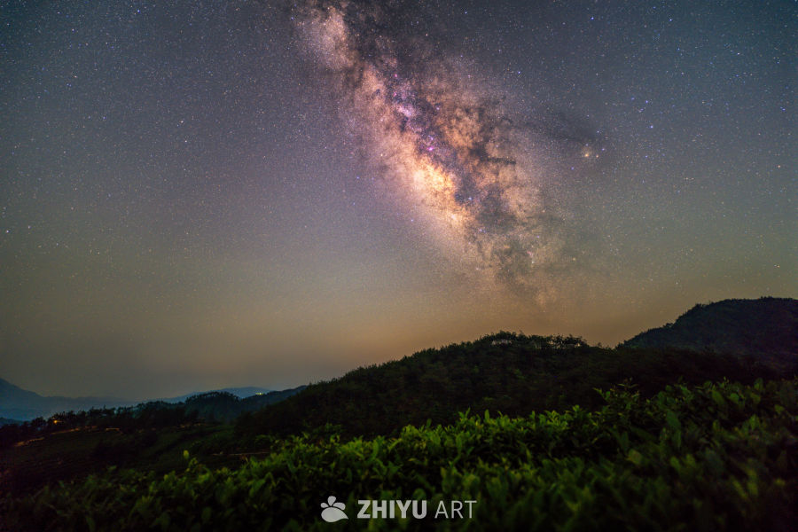 银河下的静谧山丘