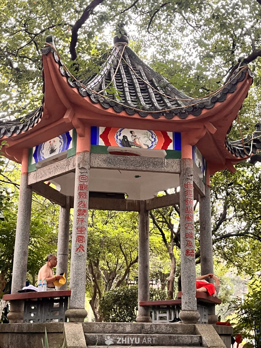 古亭下的悠闲时光