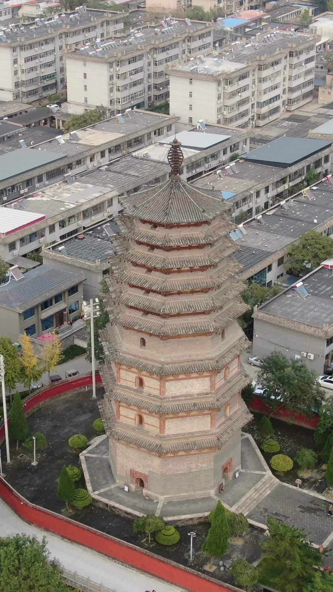 古塔与现代城市交织