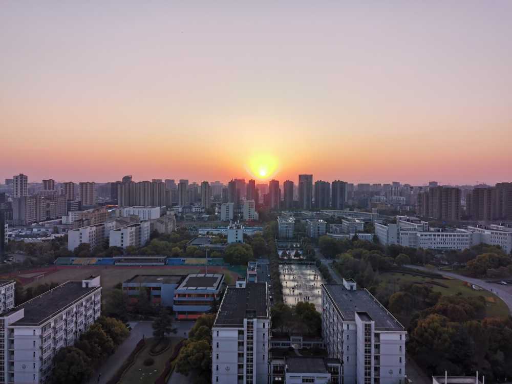 校园宿舍阳台的夕阳