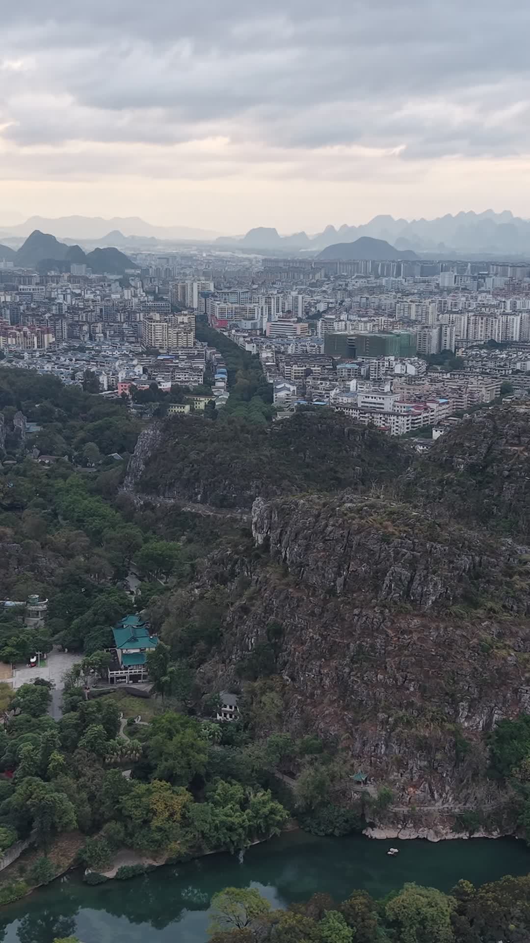 城市山河间的宁静时光