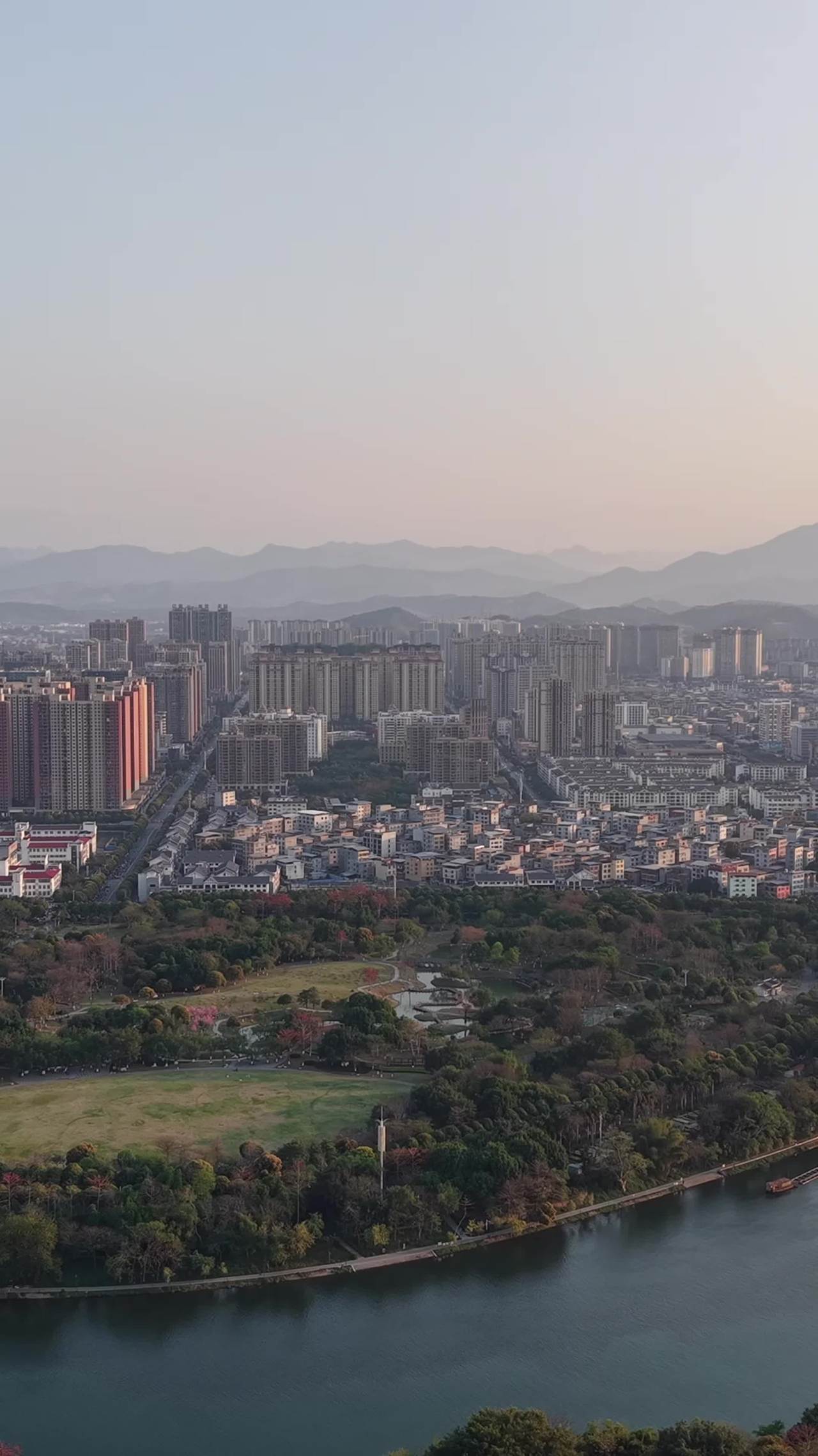 城市湖畔的日落景色