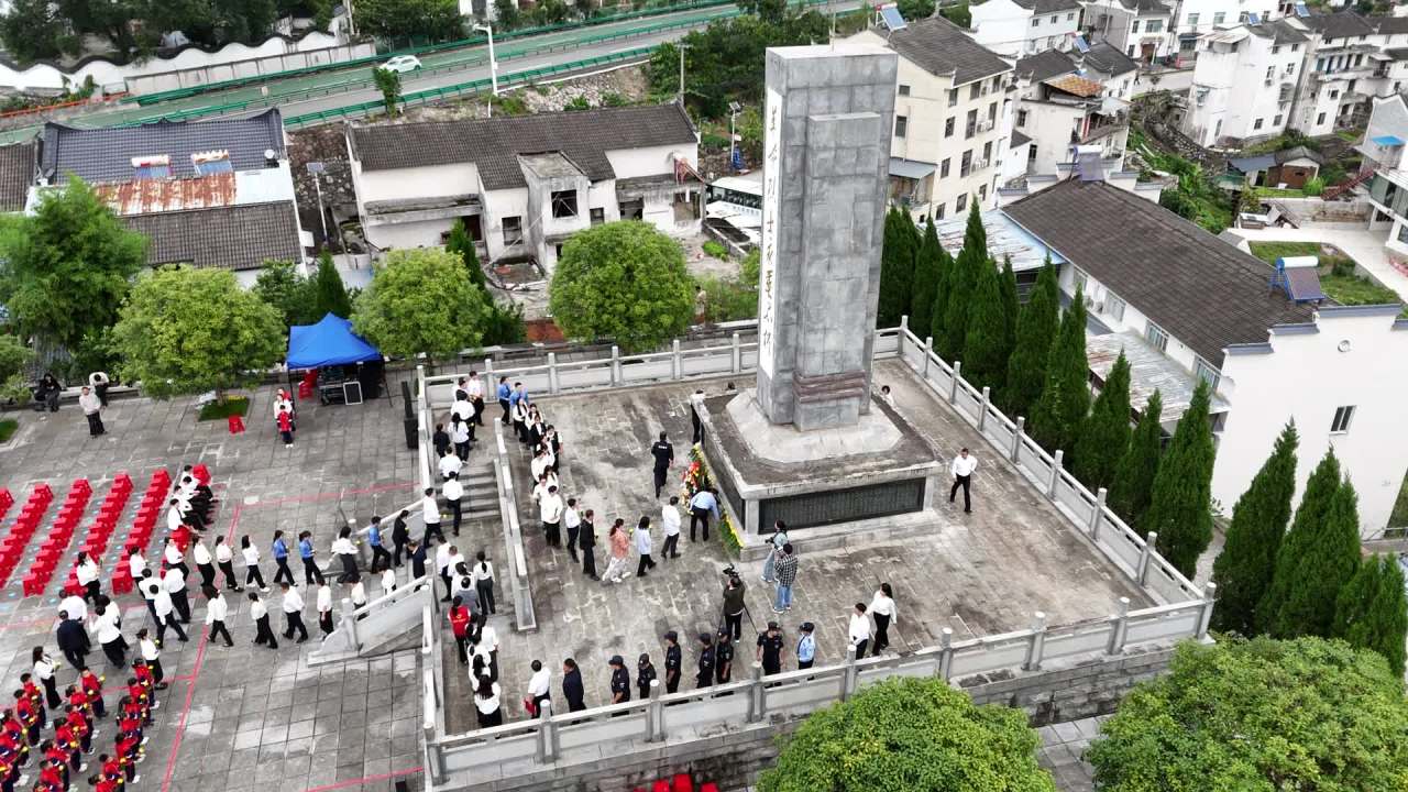 纪念碑前的纪念活动航拍