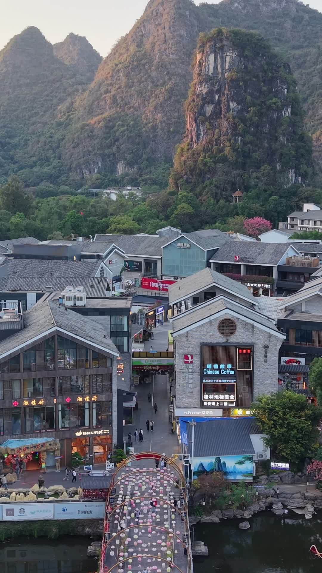竖版航拍傍晚阳朔县城风光 