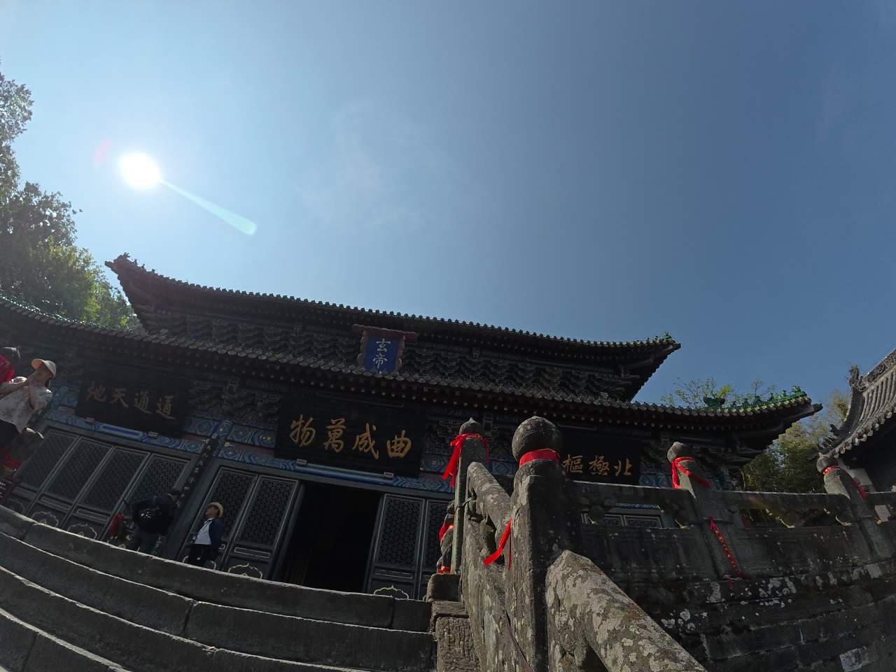 古建筑前的阳光与游客